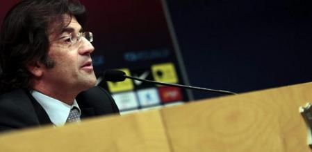 El portavoz de la junta directiva del FC. Barcelona, Antoni Freixa, durante la rueda de prensa ofrecida hoy en las instalaciones azulgranasa, en la qu ha insitido en que el club no permitirá la entrada al Camp Nou 