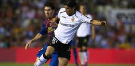 Ever Banega durante un partido contra el Barcelona de la temporada pasada