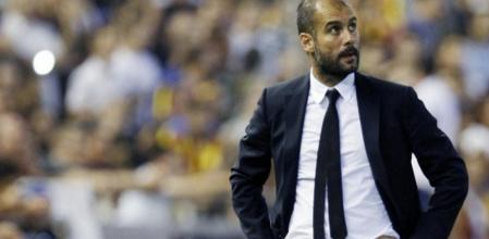 El entrenador del FC Barcelona, Pep Guardiola, durante el partido, correspondiente a la quinta jornada de Liga de Primera División, que Valencia CF y FC Barcelona disputan, esta noche, en el estadio de Mestalla, en Valencia