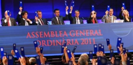 Segunda votación en la Asamblea de compromisarios del FC Barcelona, en la que los socios azulgranas aprueban los presupuestos del año presente
