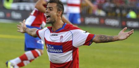 El delantero del Granada CF, Dani Benítez, gesticula durante el partido frente al CA Osasuna correspondiente a la sexta jornada de la Liga en Primera División disputado en el estadio Nuevo Los Cármenes, en Granada