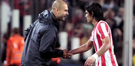 El entrenador del FC Barcelona, Pep Guardiola (i), saluda al delantero colombiano del Atlético de Madrid, Radamel Falcao, tras el partido correspondiente a la sexta jornada de la Liga en Primera División que se disputa en el estadio Camp Nou, en Barcelona
