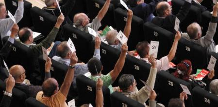 Imagen del momento de la votación en la Asamblea General Ordinaria de Socios del Real Madrid que se celebra hoy en el Palacio Municipal de Congresos de la capital