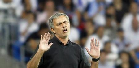 El entrenador portugués del Real Madrid, José Mourinho, gesticula durante el partido frente al Rayo Vallecano correspondiente a la sexta jornada de la Liga en Primera División que se disputa en el estadio Santiago Bernabéu, en Madrid