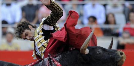 Pase de José Tomás en la última corrida en la Monumental de Barcelona