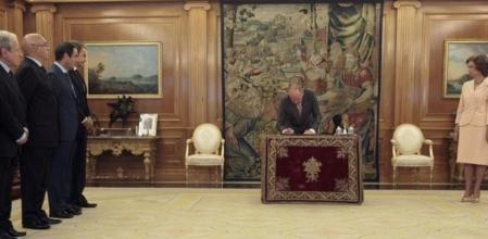 El rey Juan Carlos, en presencia de la reina Sofía, el presidente del Gobierno, José Luis Rodríguez Zapatero (5i), los presidentes del Congreso, José Bono (4i), y del Senado, Javier Rojo (3i), el presidente del Tribunal Constitucional, Pascual Sala (2i), y el presidente del Tribunal Supremo y el Consejo General del Poder Judicial (CGPJ), Carlos Dívar (i), firmó la reforma de la Constitución que limita el déficit público