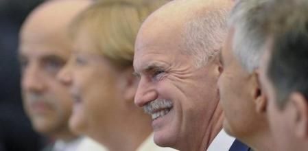 La canciller alemana, Angela Merkel, y el primer ministro griego, Giorgos Papandreu, asisten a la reunión de la Asociación Federal de Industria alemana en Berlín.