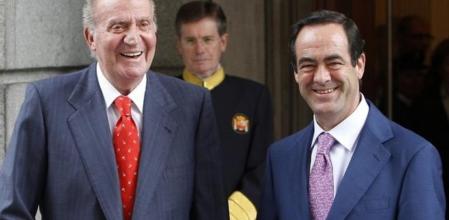 El rey Juan Carlos, junto al presidente del Congreso de los Diputados, José Bono, a su llegada hoy al Congreso, para asistir al almuerzo con el presidente del Gobierno, José Luis Rodríguez Zapatero, y los responsables de las altas instituciones del Estado.