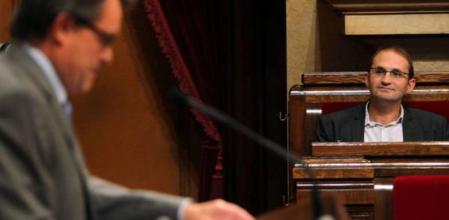 El líder de ICV-EUIA, Joan Herrera, escucha la respuesta a sus demandas por parte del presidente de la Generalitat, Artur Mas, durante la segunda sesión del debate sobre política general que se celebra en el Parlament