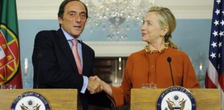 El ministro portugués de Exteriores, Paulo Portas, comparece ante los medios junto a la secretaria de Estado estadounidense, Hillary Clinton
