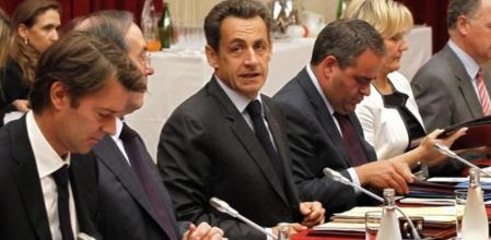 El ministro de Ecnomía y Finanzas francés, Francois Baroin; el responsable de Interior, Claude Guéant; el presidente francés, Nicolas Sarkozy, y el ministro de Trabajo y Sanidad, Xavier Bertrand, participan en la reunión con los prefectos en el Palacio del Elíseo en París.