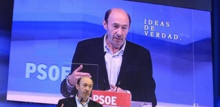 Rubalcaba, durante el discurso final de la conferencia política del PSOE celebrada en el Palacio de Congresos de Madrid