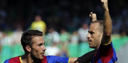 El centrocampista del Levante Juan Luis Gómez (d) celebra con su compañero, el centrocampista Xavier Torres el gol que ha marcado ante el Betis, el primero del equipo, durante el partido correspondiente a la séptima jornada de Liga de Primera División que ambos equipos disputan en el estadio Benito Villamarín de Sevilla
