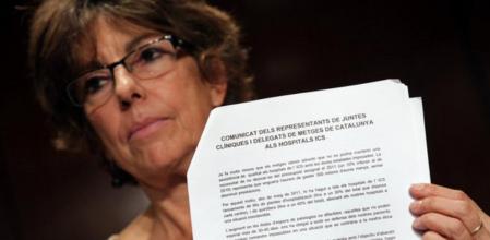 La doctora Rosa Boyé muestra el manifiesto conjunto de ocho hospitales del Institut Català de la Salut contra los recortes