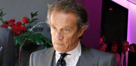 El novio, Alfonso Díez, en el momento de dejar el hotel en el que ha pasado su última noche de soltería