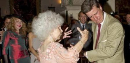 La duquesa de Alba, Cayetana Fitz-James Stuart, baila una sevillana con su hijo Cayetano Martínez de Irujo, tras contraer matrimonio con Alfonso Díez Carabantes,