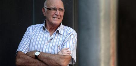 Andrés Gimeno, 74 años, el primer campeón español del Trofeo Conde de Godó, y el vencedor de Roland Garros de mayor edad