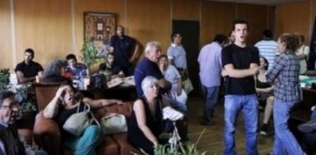 Manifestantes de partidos comunistas griegos han ocupado el Ministerio de Trabajo en Atenas para protestar en la jornada de hoy de huelga general en Grecia