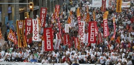 Miles de personas recorren el centro de Barcelona, convocados por los sindicatos UGT y CCOO, en una manifestación contra los recortes de servicios sociales impulsados por la Generalitat, en medio de la crisis en diversos sectores, especialmente el de sanidad