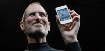 Steve Jobs muestra un iPhone en una presentación del año 2010