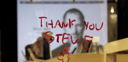 Mensaje de afecto hacia el difunto Steve Jobs sobre el cristal de una Apple Store en California
