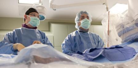 Imagen de un quirófano en plena intervención operatoria