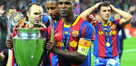 Eric Abidal posa con la copa de Champions League