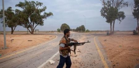 Un soldado rebelde dispara su arma.