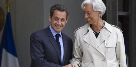La directora gerente del Fondo Monetario Internacional (FMI), Christine Lagarde (d), abandona el Palacio del Elíseo, tras reunirse con el presidente francés, Nicolás Sarkozy (i), en París