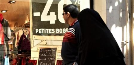 Una mujer cubierta por un velo integral, durante su paseo por Barcelona