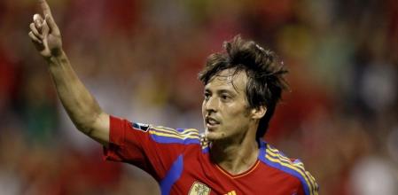 El centrocampista de la selección española David Silva celebra el gol marcado ante Escocia, durante el partido, correspondiente a la fase de clasificación para la Eurocopa 2012, que ambos equipos disputan esta noche en el estadio José Rico Pérez de Alicante