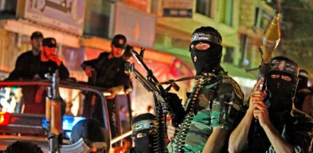 Militantes de Hamas celebran el anuncio del acuerdo de intercambio de prisioneros con Israel, en el campamento de refugiados de Jebaliya, al norte de la Franja de Gaza