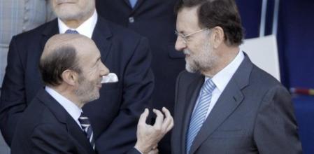 Los candidatos del PSOE y del PP a la Presidencia del Gobierno, Alfredo Pérez Rubalcaba (izda) y Mariano Rajoy, respectivamente, conversan antes del inicio del desfile militar de la Fiesta Nacional