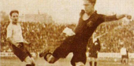 Paulino Alcántara, con su singular pañuelo blanco atado al pantalón