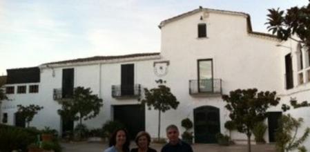 Anna Vidal, responsable de los viñedos de Bodegas Ca n'Estella, la propietaria de las bodegas Mercè Rabetllat y el director general, Efrem Mallol