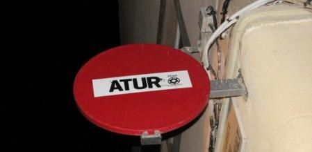 Una de las señales de tráfico con la pegatina de propaganda de la manifestación 'indignada', en la calle Jaume Giralt del Born