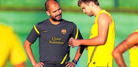 Josep Guardiola dialoga con Gerard Piqué en la Ciutat Esportiva