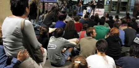 Unos centenares de estudiantes e 'Indignados' han ocupado hoy la facultad de Geografía e Historia de la Universidad de Barcelona y dependencias de los hospitales de Sant Pau, Dos de Maig y Bellvitge, donde tienen previsto pasar la noche en protesta por la mala gestión financiera y por un cambio global