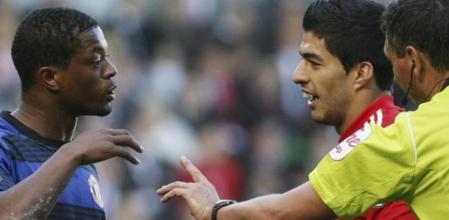 Luis Suárez y Patrice Evra discuten ante la presencia del árbitro durante el Liverpool-Manchester United del sábado