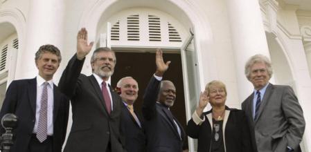El ex secretario general de la ONU, Kofi Annan; Jonathan Powell, el que fuera jefe de gabinete del exprimer ministro británico Tony Blair; el líder del Sin Feinn, Gerry Adams; el exprimer ministro irlandés Bertie Ahern; la exprimera ministra noruega Gro Harlem Bruntland y el ex ministro de Interior y Defensa de Francia, Pierre Joxe