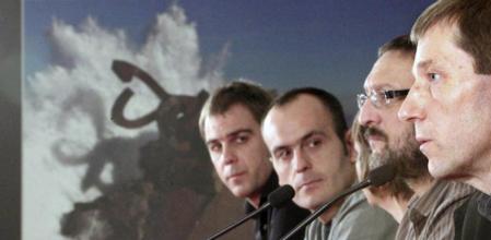 Rufi Etxeberria y otros representantes de la izquierda abertzale anuncian su adhesión a las conclusiones de la conferencia de paz en el País Vasco