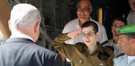 Shalit saluda a Netanyahu a su llegada a Israel.