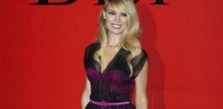 Patricia Conde con un vestido de encaje negro con detalles fucsias