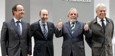 Los candidatos socialistas a la Presidencia de Francia, François Hollande, y España, Alfredo Pérez Rubalcaba y los ex presidentes brasileño Luiz Inácio Lula da Silva y español Felipe González, durante la segunda jornada del foro de líderes progresistas que se desarrolla en Madrid