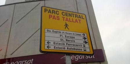 Señalización en el Parc Central de Girona por las obras del AVE