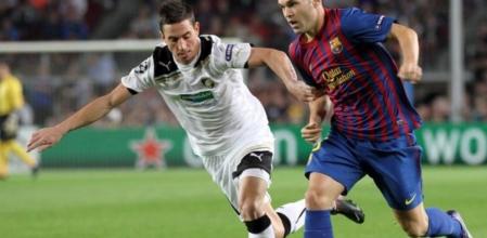 Andrés Iniesta trata de superar a un jugador del Viktoria Pilsen