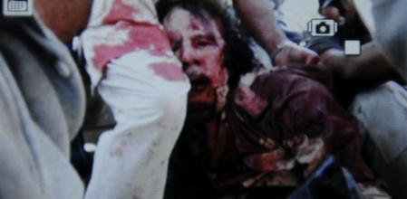 Una imagen tomada por móvil muestra el arresto del ex líder libio Muamar al Gadafi en su ciudad natal de Sirte