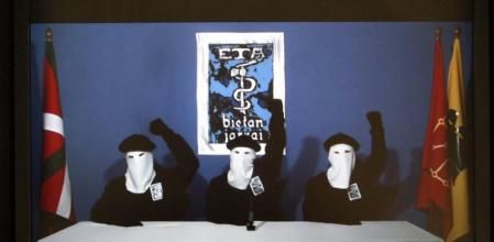 La organización terrorista ETA durante uno de los anuncios de 
