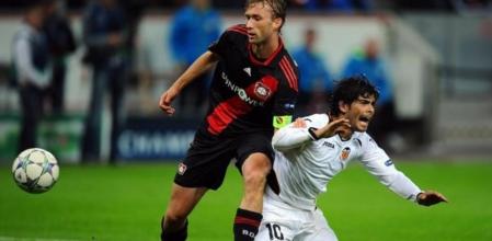 Simon Rolfes, del Bayer Leverkusen, supera al valencianista Ever Banega