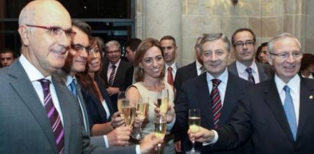 El diputado por CIU, Josep Antoni Duran Lleida, el Presidente de la Generalitat, Artur Mas, la Presidenta del PP en Cataluña, Alicia Sánchez Camacho, la Ministra de Defensa, Carme Chacón, el Ministros de Fomento, José Blanco, y el Presidente de la Cámara de Comercio, Miquel Valls, brindan tras el anuncio de la Unión Europea de que el corredor mediterráneo